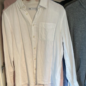 Vit linneskjorta från Zara - Hej hej, här har jag en vit linneskjorta ifrån Zara som är väldigt sparsamt använd. Det är storlek small och mitt pris är 150 kr. Har du några frågor så är det bara och skriva.