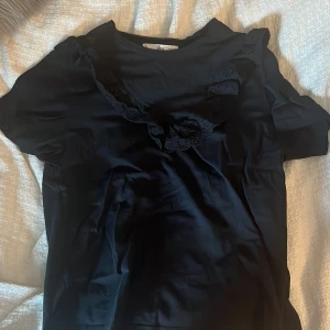 T-shirt med volang Mango - Säljer denna söta och enkla t-shirt med volang i broderityg ifrån mango!🥰🥰Den är i storlek Xs och har knappts används!