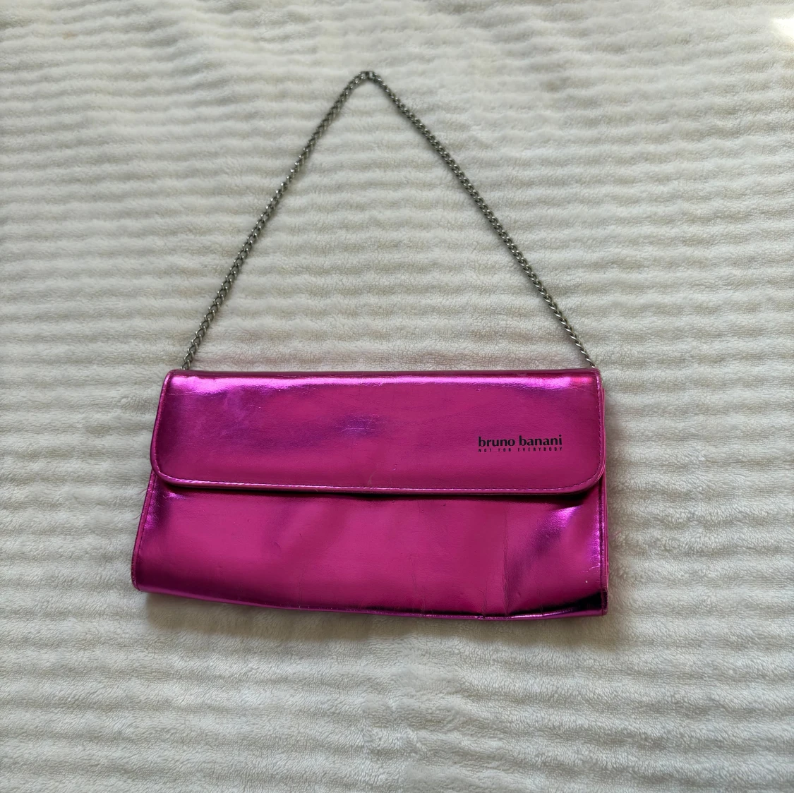 Rosa metallic kuvertväska Bruno Banani