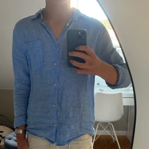 Blå linneskjorta från Kappahl M - Tjenaaa, säljer denna snygga  ljusblåa linneskjorta från kappahl  då den har blivit lite för liten för mig,(är ungefär 188-90cm lång). Nypris för denna ligger på 699 kr och mitt pris är 300kr . Har ni några frågor är de bara o skriva.