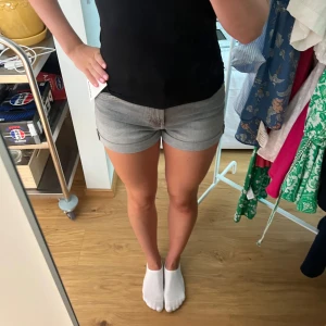 Gråa jeansshorts ifrån Bershka  - Säljer ett par gråa jeansshorts ifrån Bershka i storlek 36 (ungefär som strl S). De är helt nya och prislapp finns med. Shortsen är köpta i Paris och nypris är 18 euro. Pris kan diskuteras❣️
