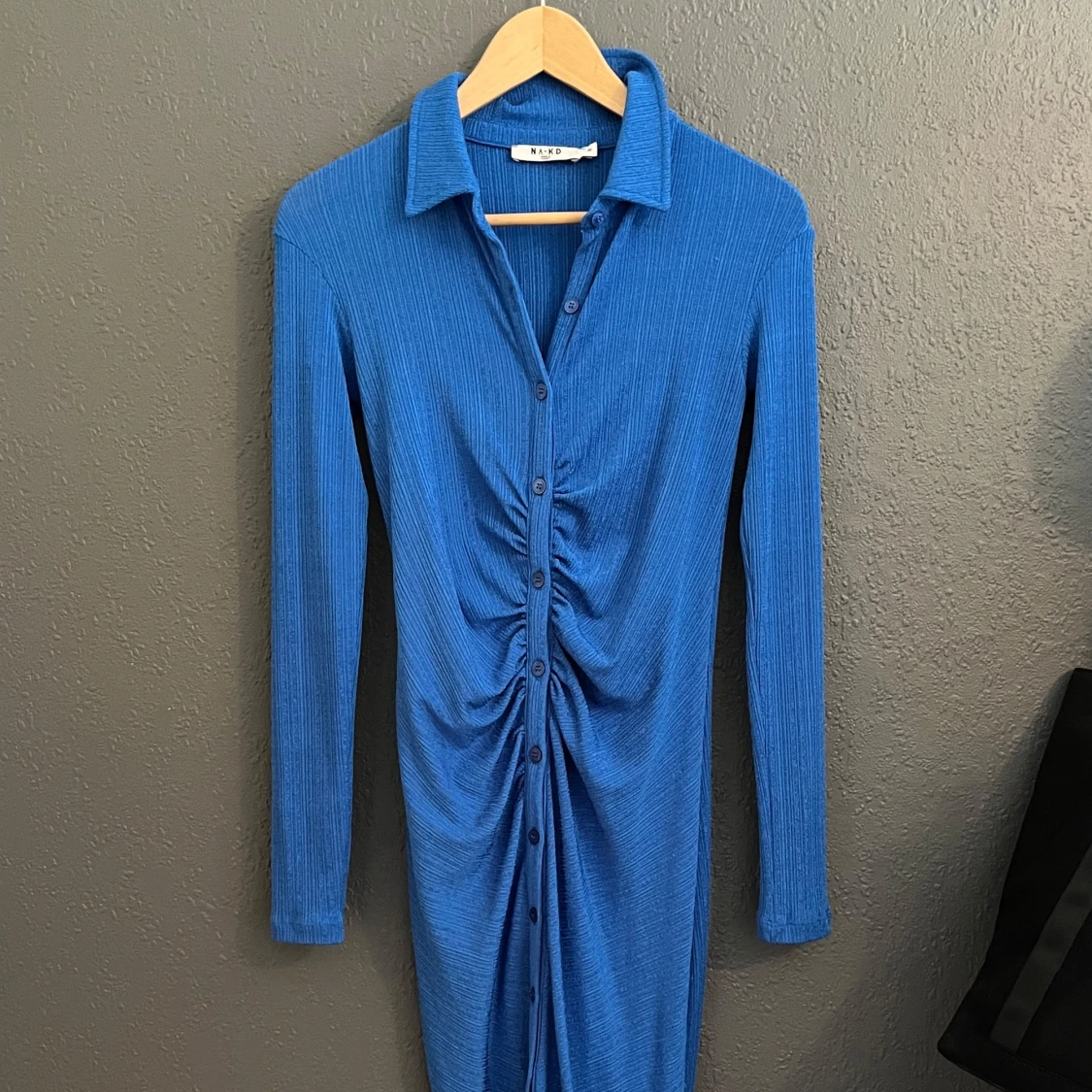Blå ribbad klänning från NA-KD
