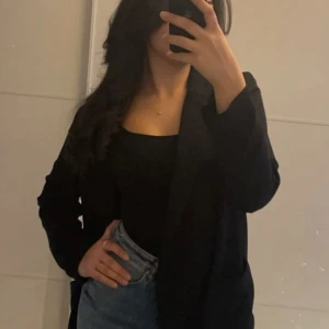 Blåa high waist wide jeans - Säljer ett par blåa jeans med hög midja och raka, vida ben. Klassisk femficksmodell med knapp och dragkedja framtill. Jeansen har en avslappnad passform och är perfekta för en chill och trendig look.