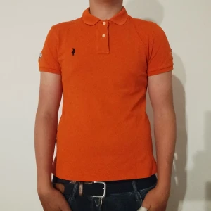 Ralph Lauren piké  - Orange Ralph Lauren piké i väldigt bra skick storlek S. Kolla profilen för mer Ralph Lauren kläder 