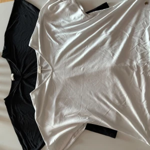 Svart och vit topp från Natalder XL-XXL - Två tröjor tillsammans i en och samma. 
