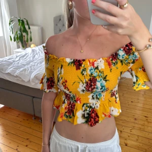Gul blommig offshoulder topp - Supersöt gul offshoulder topp med blommigt mönster. 