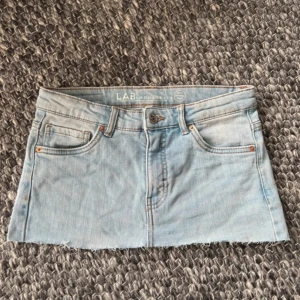 Lågmidjad jeanskjol - Jättefin jeanskjol som är väldigt lågmidjad och perfekt längd! I storlek 164 men skulle säga typ xs 