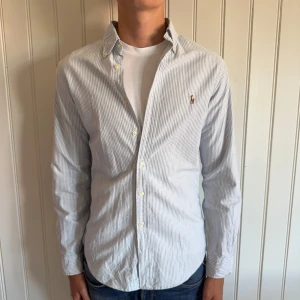 Ralph Lauren Skjorta - Randig Ralph Lauren skjorta (Slim fit) | Size: S | Skick: 9/10, möjligtvis pyttelite missfärgad på vissa ställen men inget som syns vid användning. | Hör av dig vid frågor och funderingar | Vänliga hälsningar!