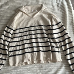 Randig vit tröja från Gina Tricot - Säljer en randig tröja från Gina Young. Den är randig och har en ribbad krage. Den är i Storlek 158-164 men passar mig som brukar ha XS/S. Den är i bra skick men den gick sönder vid kragen  så jag har sytt ihop där men det märks inte på långt håll. 💖💖💖
