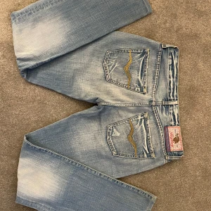 Replay jeans  - Snygga vintage replay jeans! Köpta i Italien !! 🇮🇹 det är raka i modellen och väldigt lågmidjade :) passar någon fint 160, xs ! 
