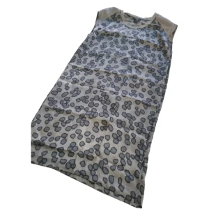 Beige silkesklänning Club Monaco - Supersnygg ärmlös klänning i 100% silke från Club Monaco. Beige botten med grått leopardmönster och rund halsringning. Lätt och flowy känsla, perfekt för dig som gillar unika prints och lyxigt material. Obs! Bälte ingår ej.