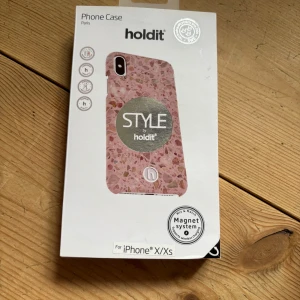 Mobilskal från Holdit, passar iPhone X / Xs - Ett mobilskal från Holdit för iPhone X/Xs. Skalet har en trendig design med rosa terrazzo-mönster och är tillverkat i Sverige. Perfekt för dig som vill skydda din mobil med stil och samtidigt kunna mixa och matcha med andra skal från Holdit.