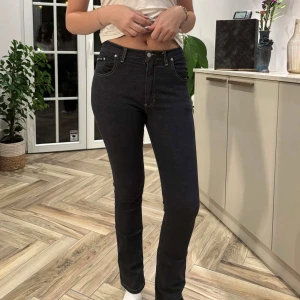 Mörkblå Stef Jeans 5 Pocket, storlek 42 - Säljer ett par mörkblå Stef Jeans 5 Pocket i klassisk modell med raka ben och kontrastsömmar. Jeansen har normal passform, fem fickor och är tillverkade i 100% bomull. Perfekta för dig som gillar en tidlös och clean look. (Storlek 42 men tajta på mig som vanligtvis har storlek 34)