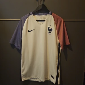 Frankrike borta tröja 2016 bannad. Äkta - En äkta 2016 Frankrike tröja. Tröjan blev nekad av uefa innan EM 2016 för att armarna hade olika färger. Äkta som man kan se på sista bilden. Intresserad? Meddela. Priset går att diskutera om.