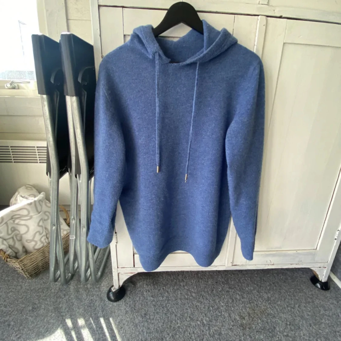 Blå stickad hoodie med huva - 1