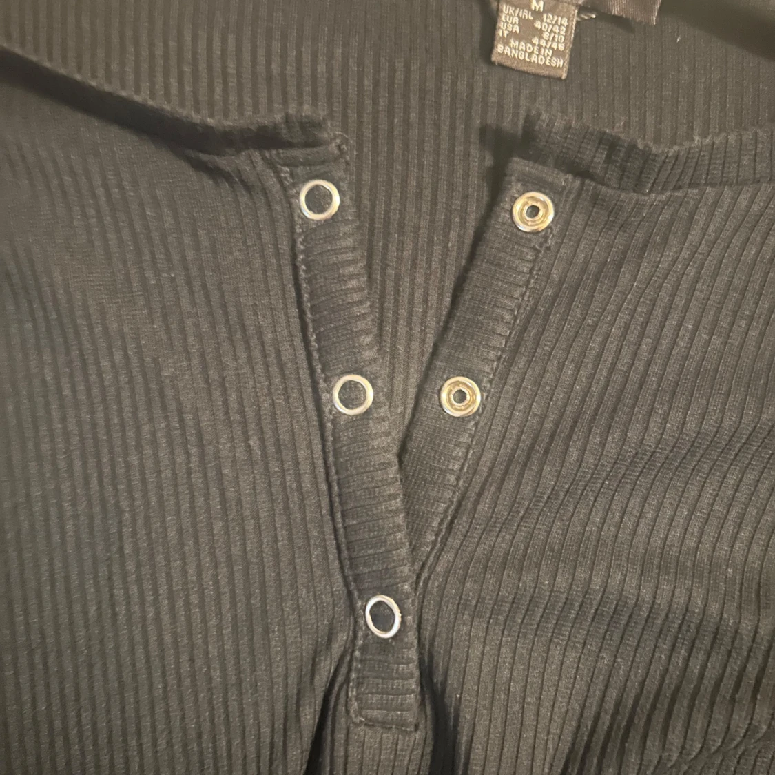 Svart ribbad bodysuit med knappar - 3