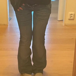 Lågmidjade bootcut jeans - Skit snygga bootcut jeans, bilderna är från förra ägaren som är 160cm på bilden, ( OBS ett hål som man ser på bild 3, men om man är bra på att sy ska det inte synas🫶🏼) pris kan diskuteras vid snabb affär och därav defekten.