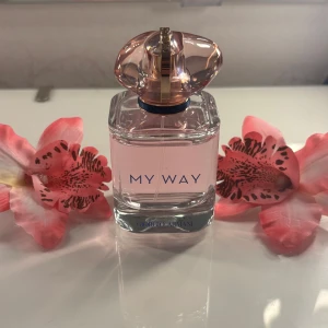 Armani My Way nectar EdP - Giorgio Armani My Way Eau de Parfum Nectar i 50 ml flaska. Den är nästan helt oanvänd, bara använt några få sprut (se bild). Parfymen har en väldigt fin & elegant glasflaska med ett lyxigt lock.  Doften beskrivs som fruktig blommig med inslag av päron, tuberos och vanilj. Perfekt för dig som gillar fräscha och feminina dofter. Orginalpris ligger mellan 1000-1500kr. Vid frågor är det bara att höra av sig!💞💞