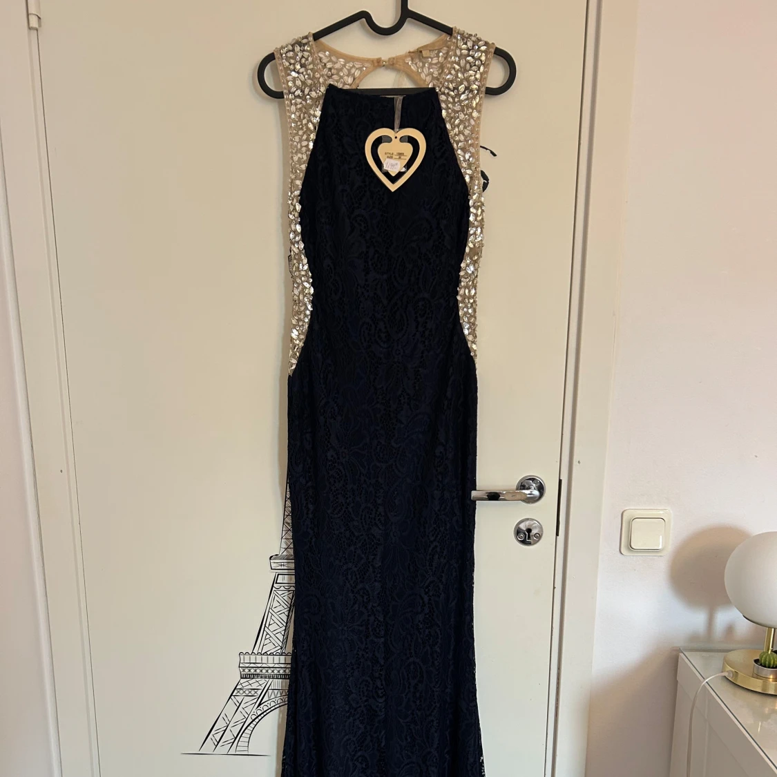 Mörkblå festklänning med spets och paljetter från Soky & Soka