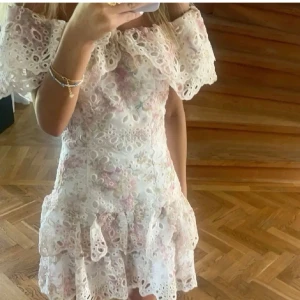 Vit blommig spetsklänning offshoulder - Superfin kort klänning i vit spets med blommigt mönster i ljusa pasteller från Fetiche suances💕