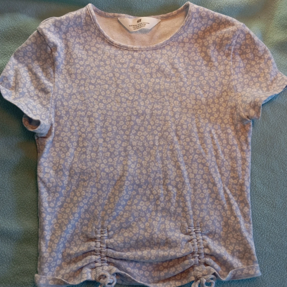 Ljusblå blommig topp från H&M