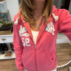 A&F zip tröja - En zip från abercrombie & fitch i storlek S. Kan upplevas som mindre i storlek, likt en XS. Tröjan är överlag i väldigt gott skick. E28. Jag skickar alltid inom 24h! Se fler liknande zip tröjor i min profil! 