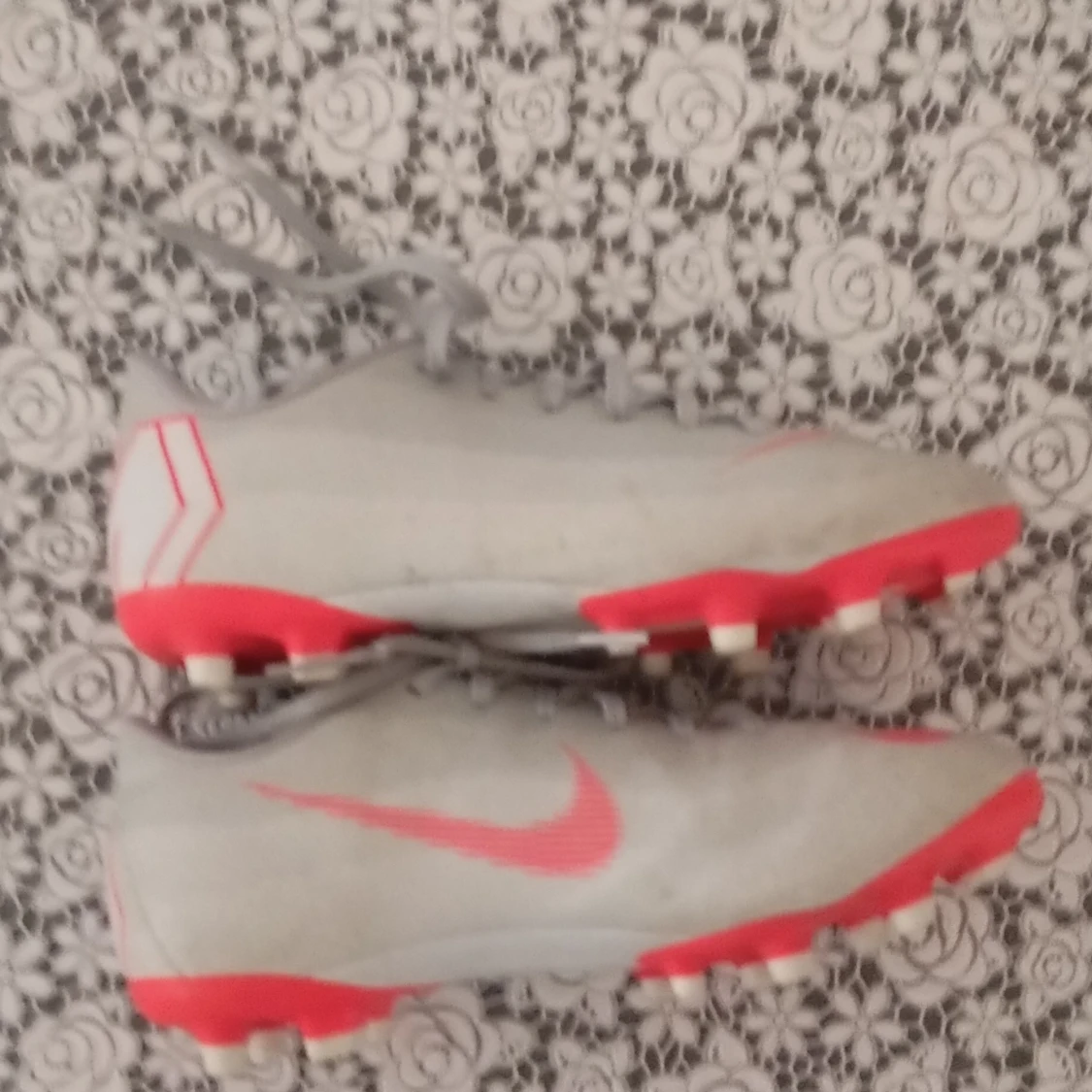 Nike grå fotbollsskor med rosa detaljer - 2