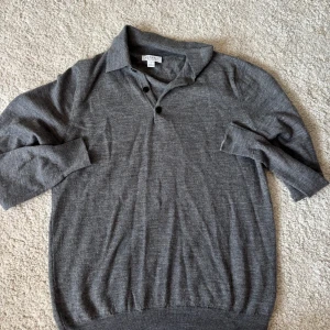 Grå merinoull pikétröja från Sunspel - storlek s passar xs| skick 9,5/10 väldigt bra| pm för mer info