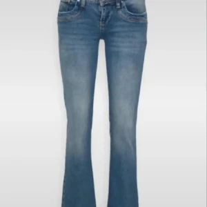 Lbt Jeans valerie - Säljer ett par ljusblå bootcut jeans med klassisk femficksdesign . Jeansen har en lätt utsvängd passform nertill. Perfekta för dig som gillar en avslappnad och trendig look. Sista bild ser du defekt, slitage vid beslutet, midjemåttet 39 och innerbenslängden 80. 