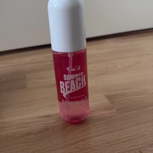 Summer Beach Perfume Mist 100ml - Fräsch parfymmist med tropisk doft från Summer Beach. . Perfekt för både hår och kropp, 100 ml. Ger en somrig känsla med inslag av strand och sol. Underbart body mist med doft av brasiliansk jasmin, rosa drakfrukt, hibiscus, vanilj och mysk. Helt oanvänd!!.