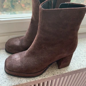 Bruna mocka boots från K cobler scorrtt - Snygga bruna boots i mocka från K cobler från scorett nypris 1800kr
