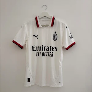 AC Milan 24/25 Bortatröja - AC Milan 24/25 Bortatröja (Herr) – Ny! Säljer en helt ny AC Milan 24/25 bortatröja för herrar. Officiell tröja från Puma, med sponsortryck “Emirates Fly Better” och AC Milans klubbmärke broderat på bröstet.  🧼 Helt oanvänd – i originalskick 📦 Köpt från Puma (originalpris: 1.150 kr) 💰 Pris: 500 kr 📏 Storlek: S  Perfekt för fans eller samlare!