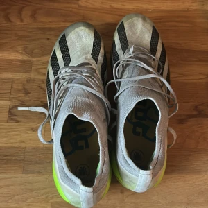Adidas fotbollsskor i grått och svart - Limegrön-vita adidas crazyfast fotbollsskor. Skick 6/10 storlek 42 1/3 . Köpta för 2499kr skriv om du har frågor!!