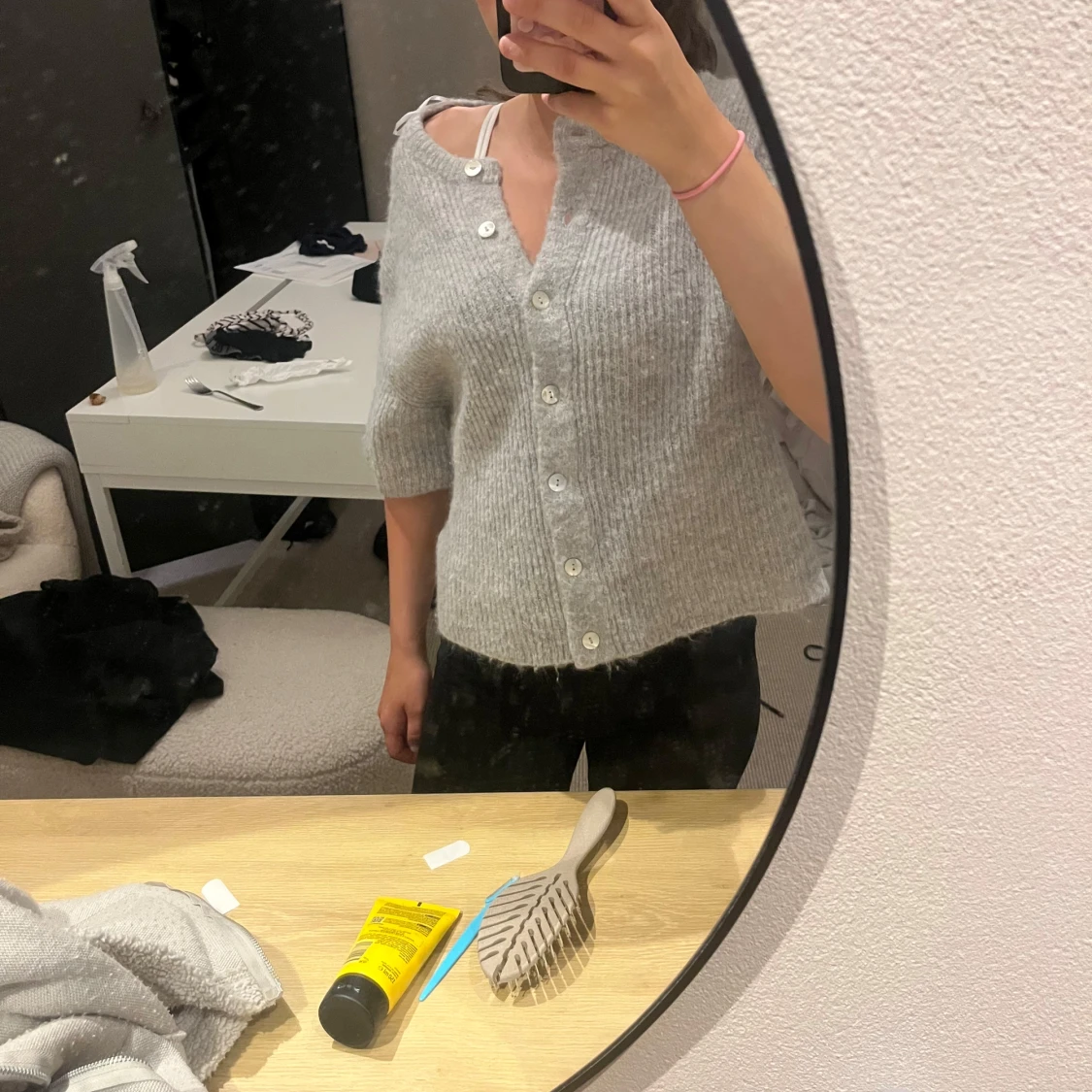 Grå stickad kofta med knappar - 1