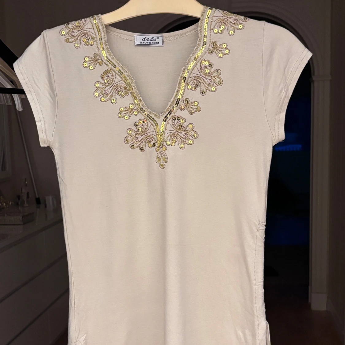 Beige blus med guldpaljetter från Dede - 2