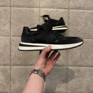 Svarta sneakers från Philippe Model - Dessa skor är använde fåtal gånger. Tveka inte på att höra av er vid intresse🫡👊 riktiga ainastudsare💥