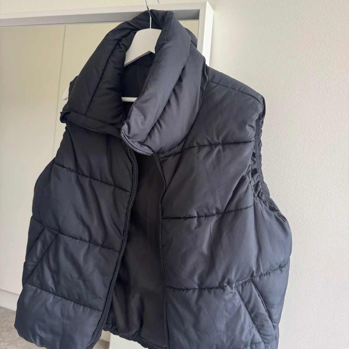 Svart väst med hög krage  - 1