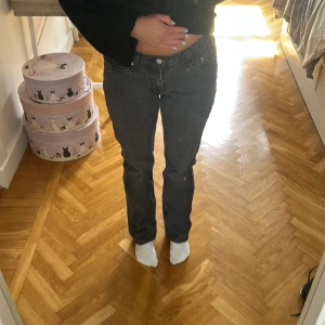 Svarta straight jeans Calvin Klein - Säljer ett par svarta jeans från Calvin Klein Jeans i modellen Low Rise Straight. Jeansen har en tvättad svart färg, klassisk femficksdesign och raka ben. Materialet är bomull med en skön jeanskänsla. Perfekta för dig som gillar en clean och tidlös look.