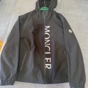 Svart regnjacka moncler  - Svart moncler regnjacka. Är XL men passar mer som L