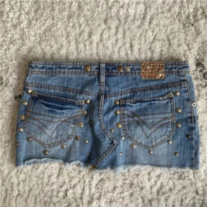 Lowwaist mini jeanskjol med nitar - Snygg low waist mini jeanskjol i strl 36, kommer fler unika jeansshorts/kjolar så följ!!