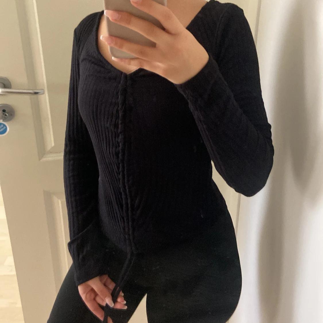 Svart ribbad tröja med snörning - 3