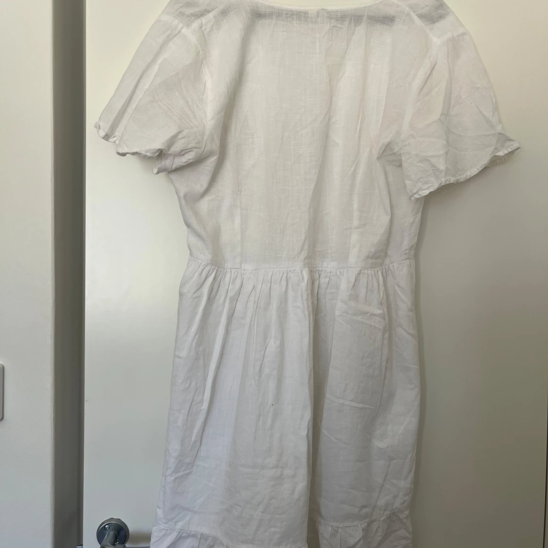 Vit kortklänning i linne med knappar - 1