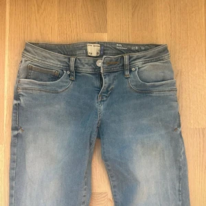 Ljusblå jeans från LTB - Säljer ett par ljusblå bootcut jeans från LTB i storlek 26 W/30 L. Tyvärr är de lite korta för mig som bär 32 i längden. Endast använda fåtal gånger. Öppen för förhandling.