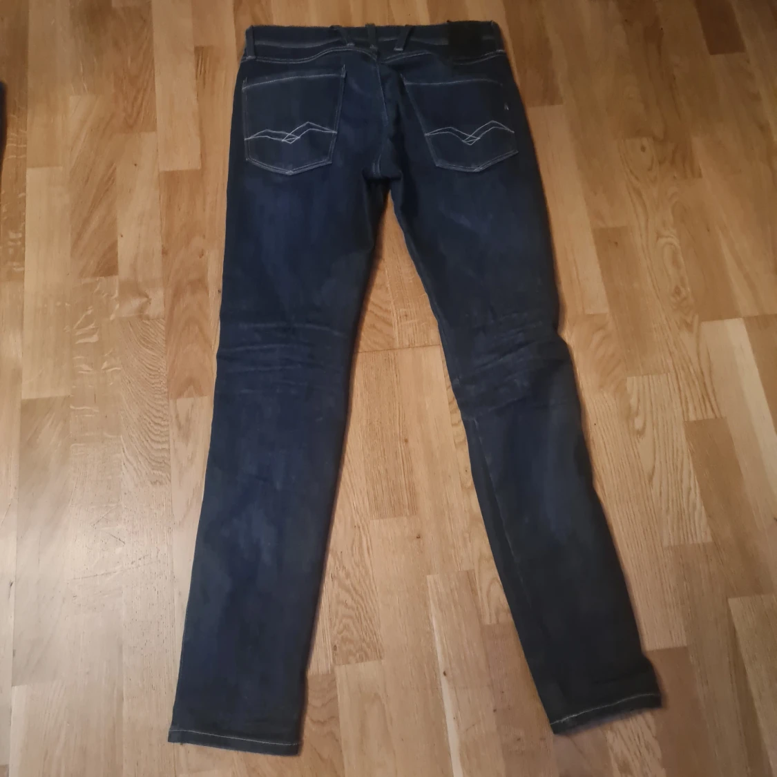 Mörkblå raka jeans med kontrastsömmar