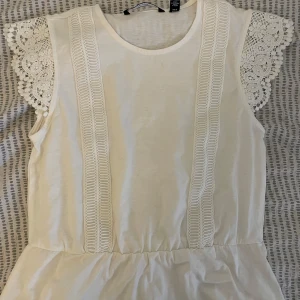 Vit blus från Vero Moda - Supersöt vit blus från Vero Moda i mycket bra skick🩷🩷🩷