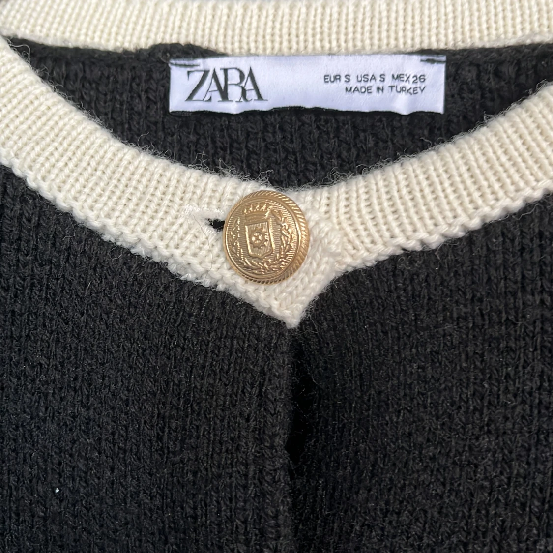 Svart kofta med guldknappar från Zara - 1