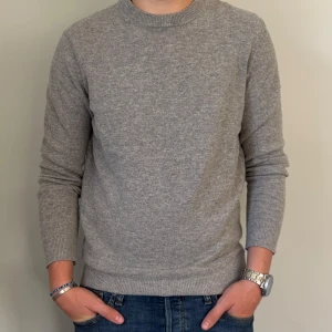Grå stickad tröja från Zara - Snygg stickad tröja från Zara, storlek S! Skick 7/10, använd men inga större defekter! Modellen är 176 och väger 67 kg.