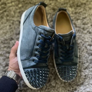 Christian Louboutin skor - Christian Louboutin washed blue! ( Väldigt sällsynta ) | EU 43.5 | Defekter = En spik saknas annars super fint skick! | Pris: 3999kr! | Inget og medföljer! | Vid frågor eller funderingar är det bara att höra av sig!😁