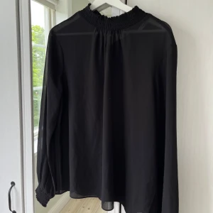 Svart tunn blus - Tunn blus i storlek L men passar också S/M