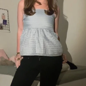 Ljusblå topp - Världens sötaste topp från H&M som går att ha både med & utan axelband💗Säljer eftersom den tyvärr blivit för liten. Den är i nyskick och är bara använd ett fåtal gånger💗 kom privat för fler bilder/ mer info💕